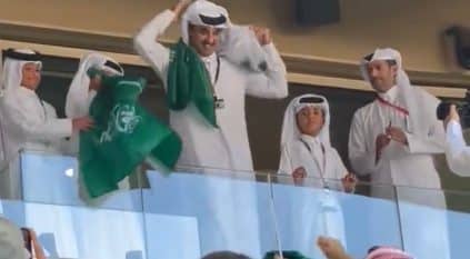 أمير قطر يؤازر المنتخب السعودي أمام الأرجنتين