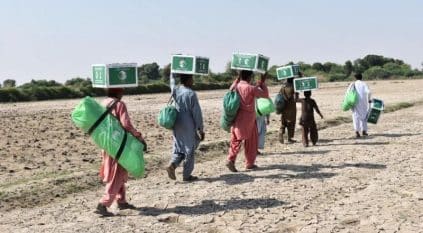 حقائب إغاثية للمتضررين من الفيضانات بباكستان