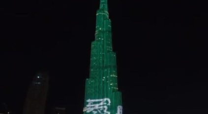 برج خليفة يتزين بالعلم السعودي وينشد للصقور