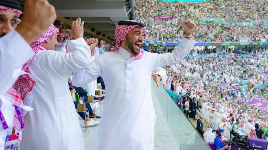 وزير الرياضة يؤازر الهلال: فوز وتأهل بإذن الله