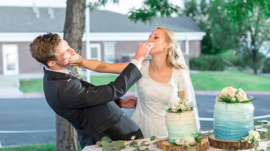 عريس يحطم كعكة زفافه في وجه عروسته