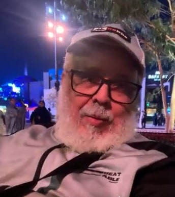 لقطات لانبهار أحد كبار السن في بوليفارد رياض سيتي