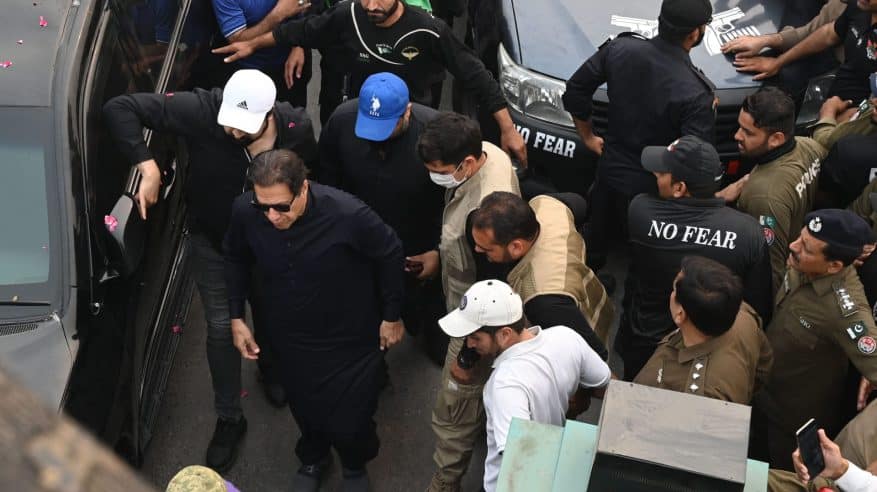 محاولة فاشلة لاغتيال عمران خان وأنصاره يدعون للتظاهر