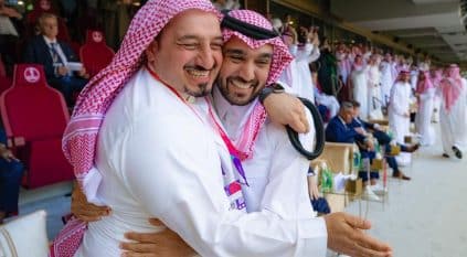 وزير الرياضة وياسر المسحل يحتفلان بتقدم السعودية على الأرجنتين