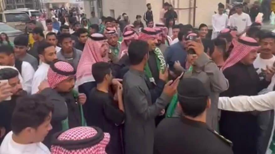 أمير الشمالية يحتفل مع المواطنين بفوز المنتخب السعودي