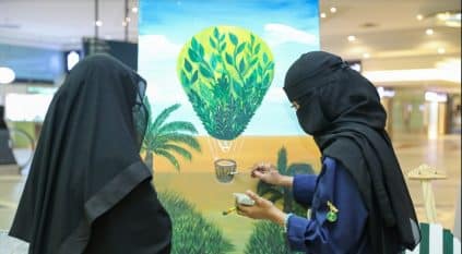 أبراج الساعة تجسد مبادرة السعودية الخضراء بالفن التشكيلي