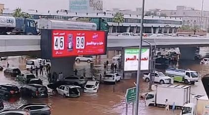أمطار غزيرة وسيول تجرف السيارات في جدة.. والدفاع المدني يحذر الجميع
