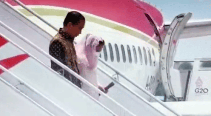 انزلاق زوجة الرئيس الإندونيسي على درج طائرة
