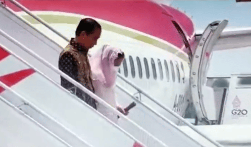 انزلاق زوجة الرئيس الإندونيسي على درج طائرة