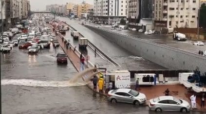 لقطات لسحب مياه الأمطار من أنفاق جدة