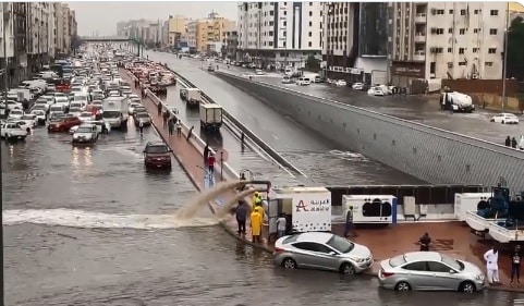 لقطات لسحب مياه الأمطار من أنفاق جدة