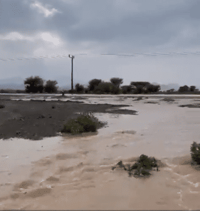 لقطات لجريان السيول وقوة الرعد بالعيص