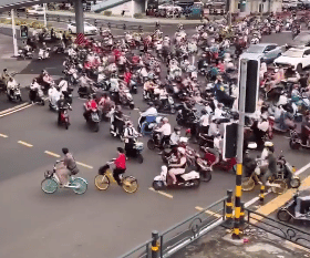 مشهد فوضوي لحركة الدراجات في فيتنام