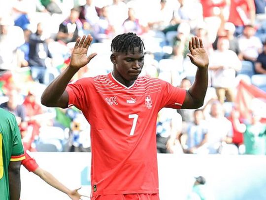 جماهير الكاميرون تقتحم منزل نجم سويسرا