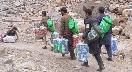 مركز الملك سلمان للإغاثة يوزع 2.214 حقيبة شتوية في باكستان