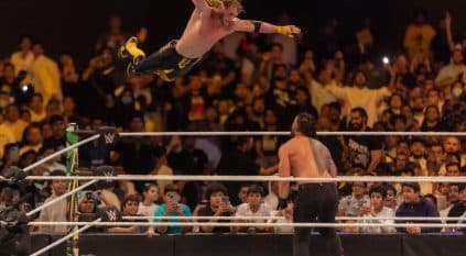 رومان رينز يحافظ على لقب WWE