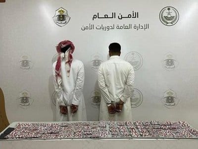 الإطاحة بشخصين بحوزتهما 2985 قرصاً مخدراً