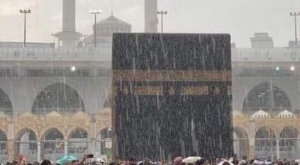 مكة الآن.. أمطار وبرد وأجواء روحانية