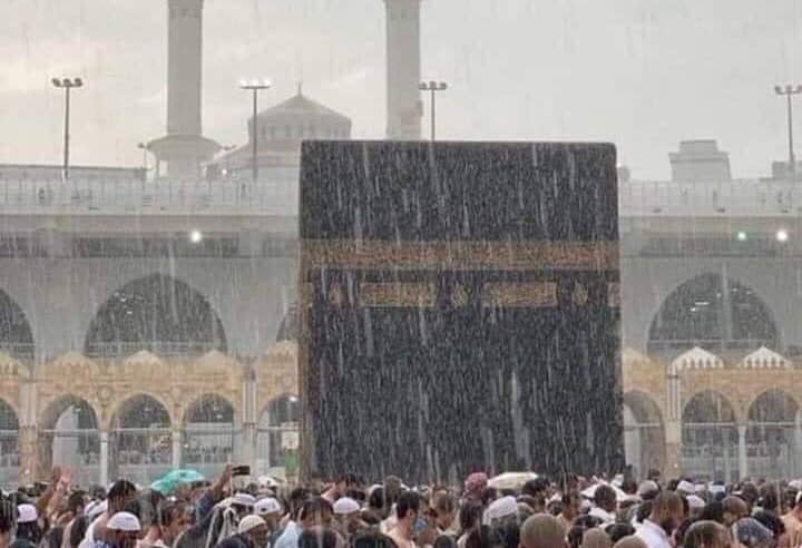 مكة الآن.. أمطار وبرد وأجواء روحانية