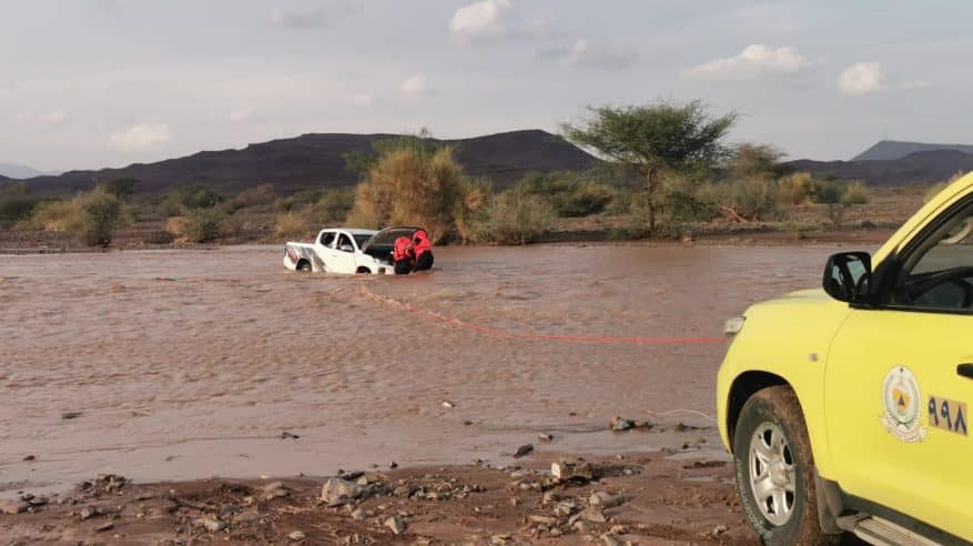 مدني المدينة المنورة ينقذ عائلة احتجزتها سيول الفقير