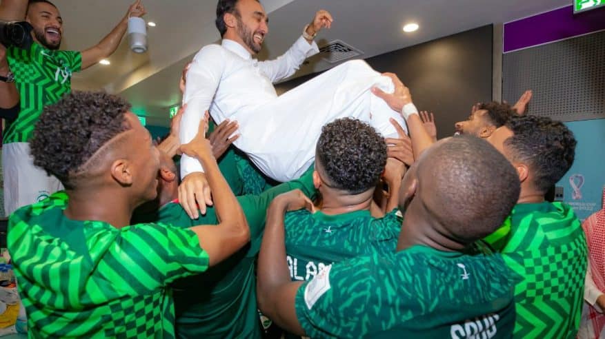 وزير الرياضة يحتفل مع لاعبي الأخضر: أداء مميز وفوز تاريخي