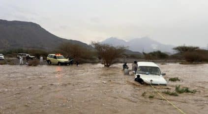 إنقاذ عائلة من 5 أشخاص احتجزهم سيل شعيب قرية الخيف