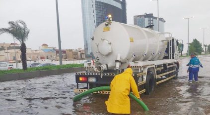 مواصلة سحب المياه من الطرق العامة في جدة