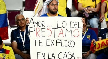مشجع إكوادوري يعتذر لزوجته من المدرجات