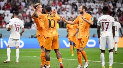 هولندا تهزم قطر بهدفين وتصعد لثمن نهائي المونديال