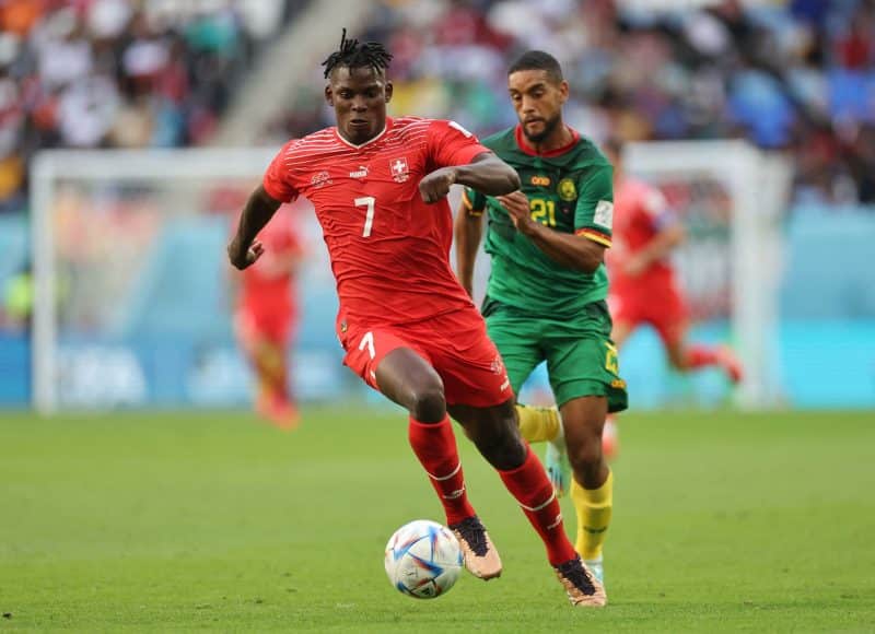 بريل إيمبولو لاعب سويسرا من أصول كاميرونية