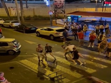مضاربة عنيفة بين جماهير إنجلترا وويلز قبل مباراتهما المقبلة