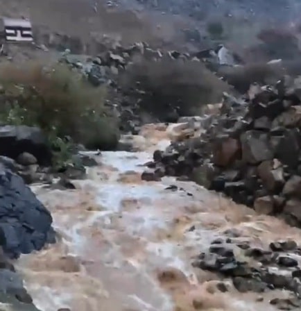 أمطار غزيرة وسيول شرق محافظة الليث