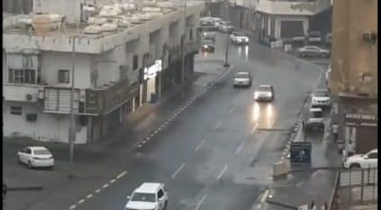 بالفيديو.. هطول أمطار غزيرة على جدة