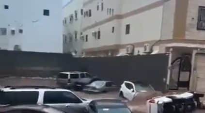 سيول هادرة تجرف السيارات بحي الأجاويد في جدة