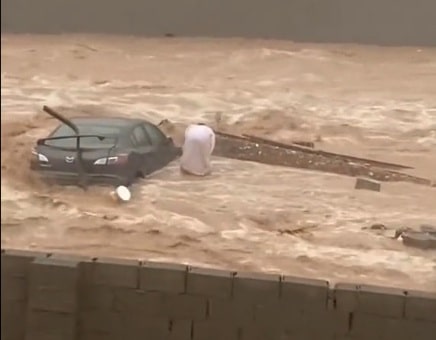 مشهد مؤثر لمواطن يصلي وسط السيول في جدة