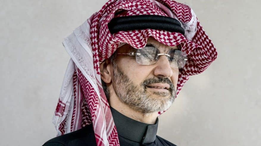 ردة فعل الوليد بن طلال تجاه مشجع هلالي يسلم على والد فهد بن نافل