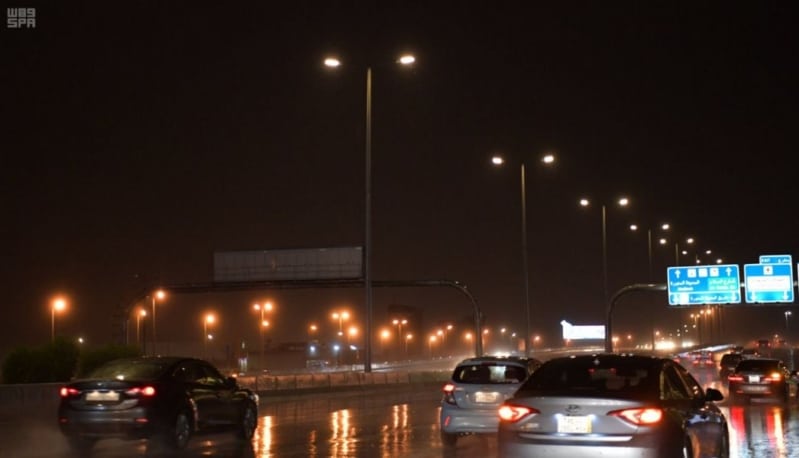 أمطار وبرد وسيول على جدة حتى الـ 10 صباحًا