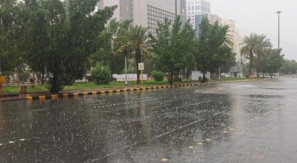 إنذار أحمر لسكان مكة المكرمة: أمطار وصواعق رعدية وبرد