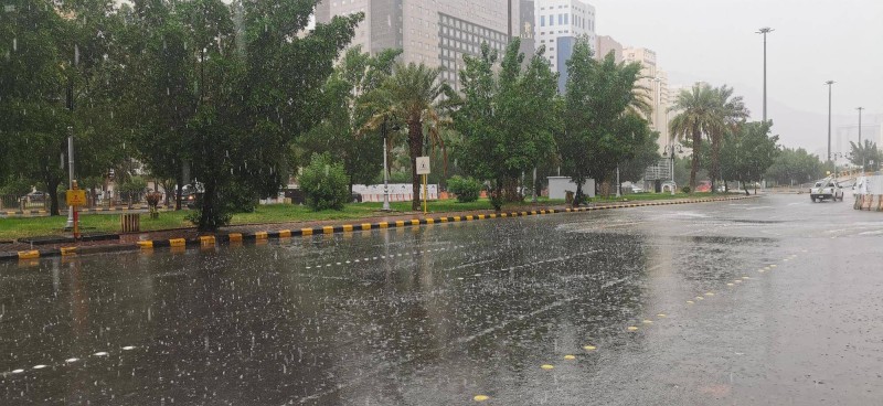 الدفاع المدني يحذر أهالي مكة من عواصف رعدية مصحوبة بأمطار غزيرة