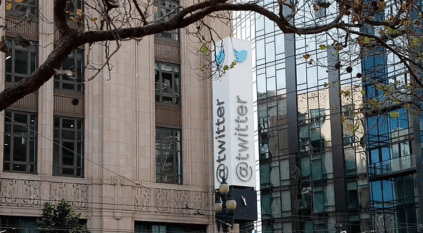 متعلقات العلامة التجارية السابقة تويتر معروضة للبيع في مزاد