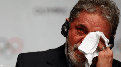 دموع رئيس البرازيل تنهمر على الهواء