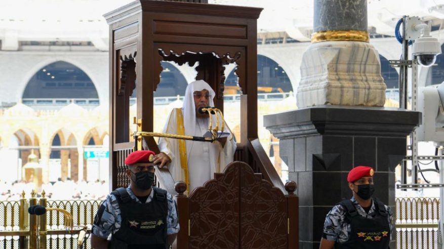 خطيب المسجد الحرام : الإعراض عن السفهاء بترك معاشرتهم