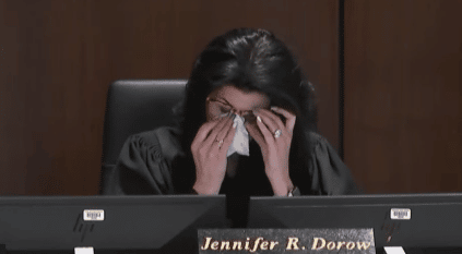 قاضية أمريكية تنهار باكية أثناء الحكم على متهم