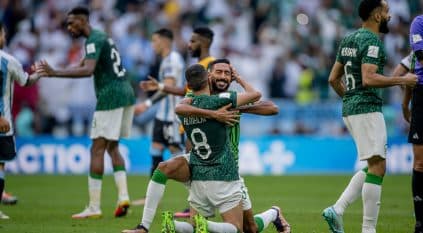 خلعوا الباب من الفرحة احتفالًا بفوز المنتخب السعودي