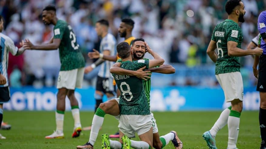 خلعوا الباب من الفرحة احتفالًا بفوز المنتخب السعودي