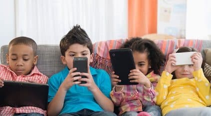 دراسة تكشف مخاطر الأجهزة الذكية على الأطفال