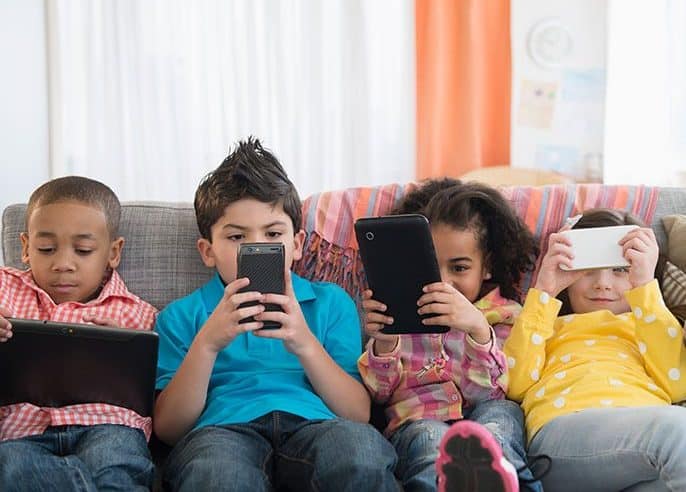 دراسة تكشف مخاطر الأجهزة الذكية على الأطفال