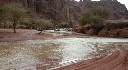 لقطات لـ أمطار حائل اليوم والمياه تغرق الطرق