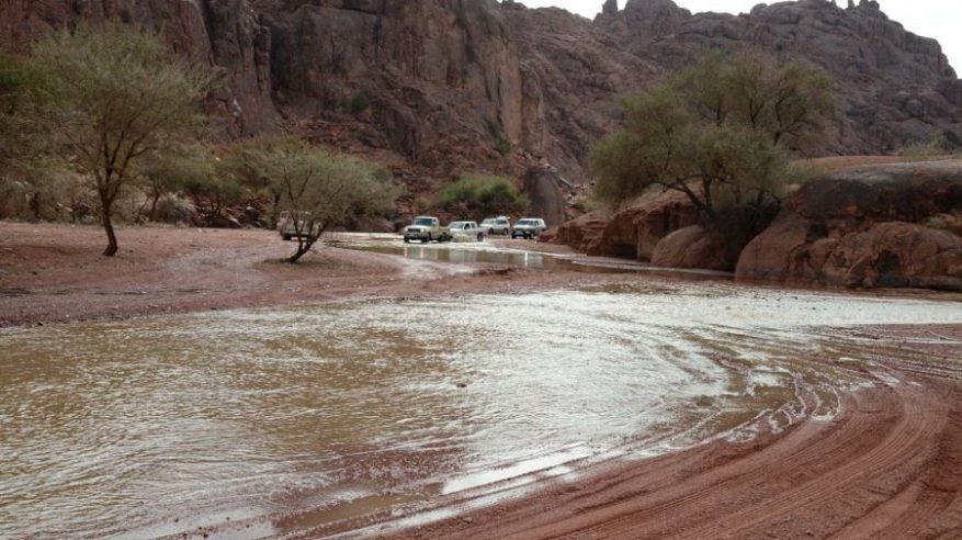 لقطات لـ أمطار حائل اليوم والمياه تغرق الطرق