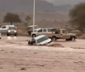 راعي فورد يخاطر بعبور السيول على طريق الحرة